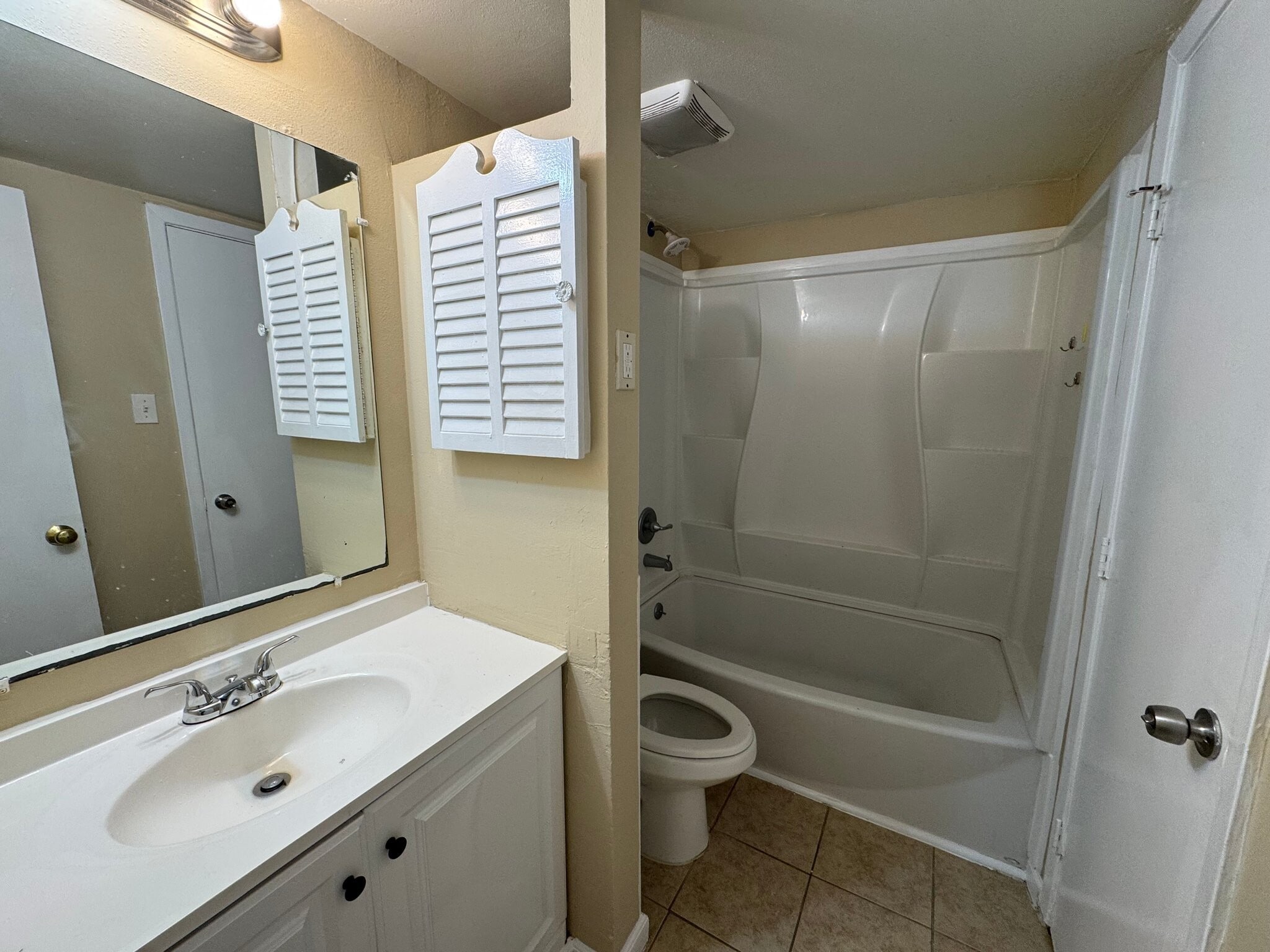 Building Photo - 1034 W Village Ct