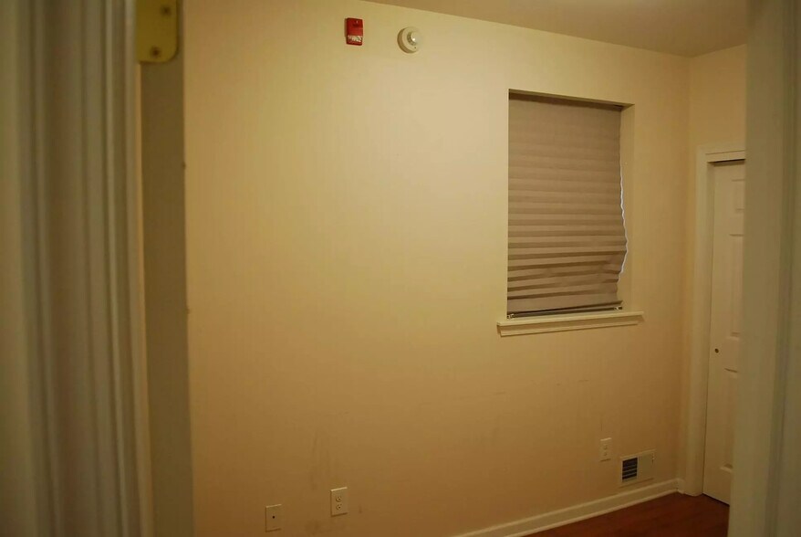 Mid Bedroom - 827 Reed St