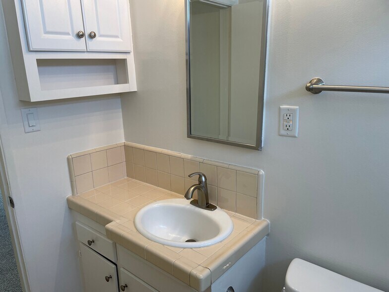 Building Photo - 1122 S Clark Dr