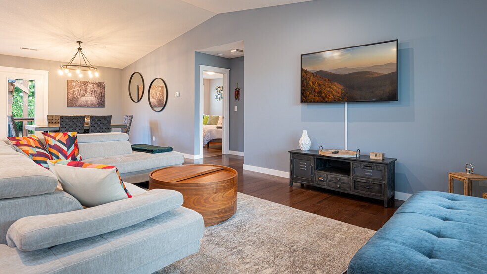 Building Photo - 664 Old Fort Rd