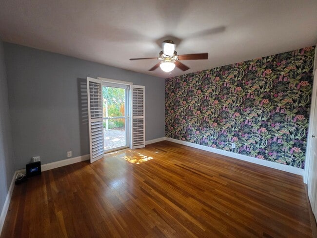 Building Photo - 2 bedroom 2 bathroom in Beverly Glen!