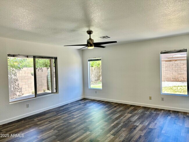 Building Photo - 2326 E Aire Libre Ave