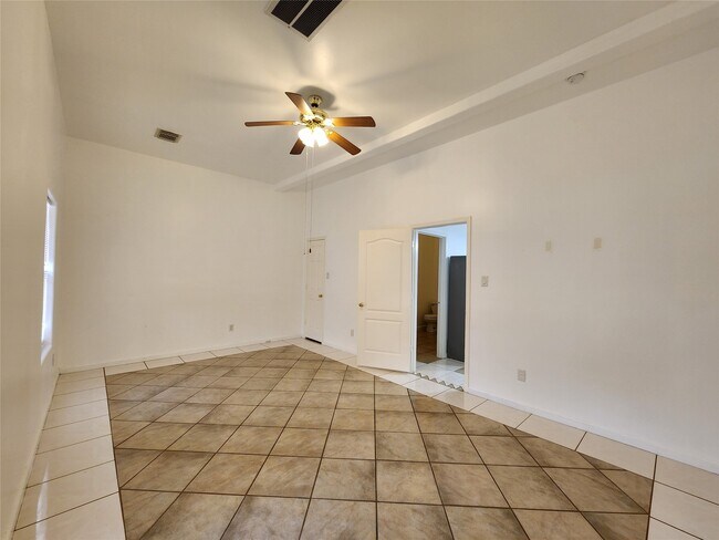 Building Photo - 5027 Creekmont Dr