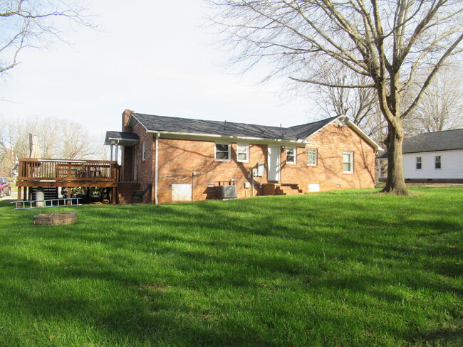 Building Photo - 3 Bedroom 2 Bath Brick Ranch Just West of ...