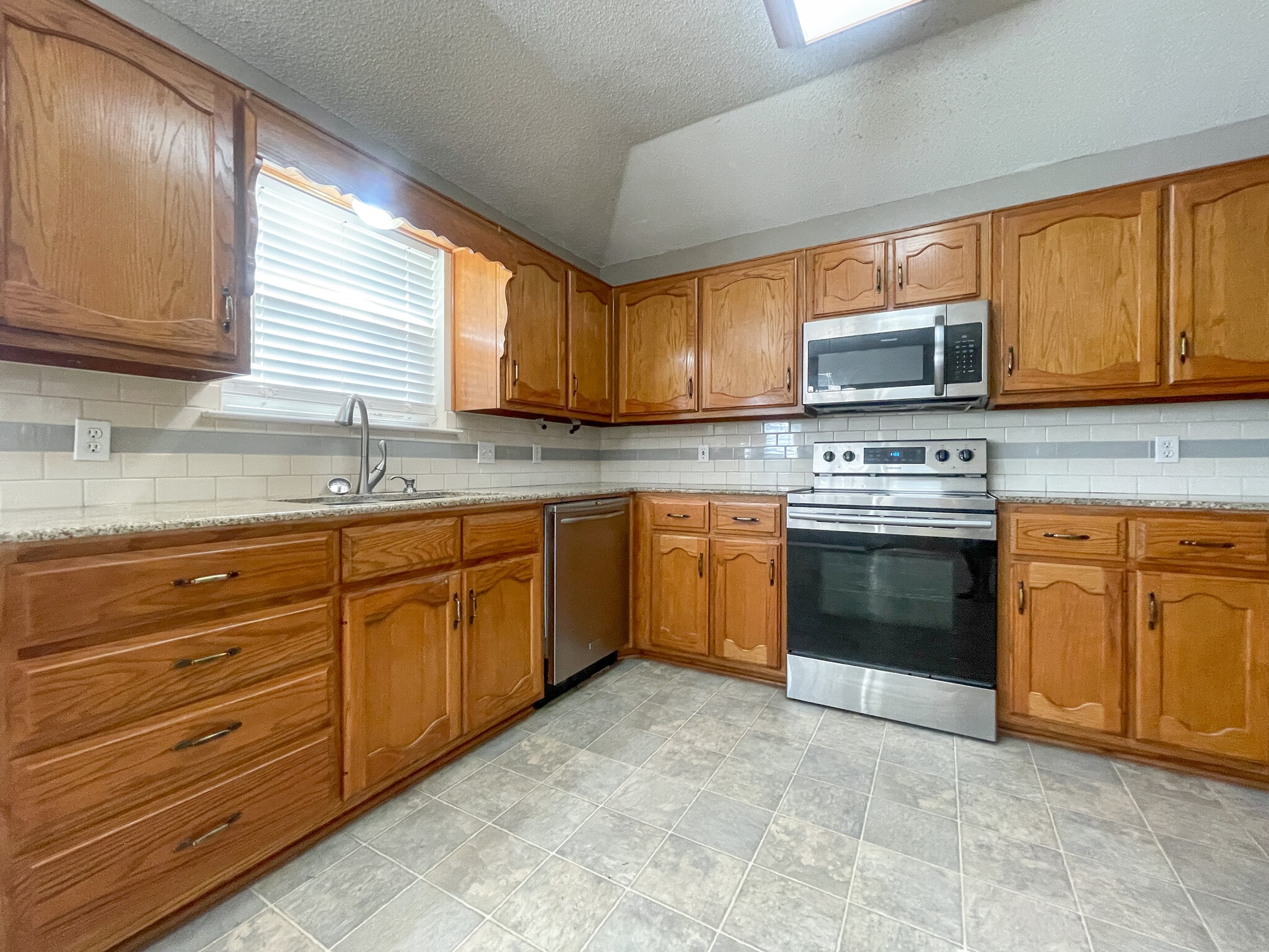 Building Photo - 1029 S Haven