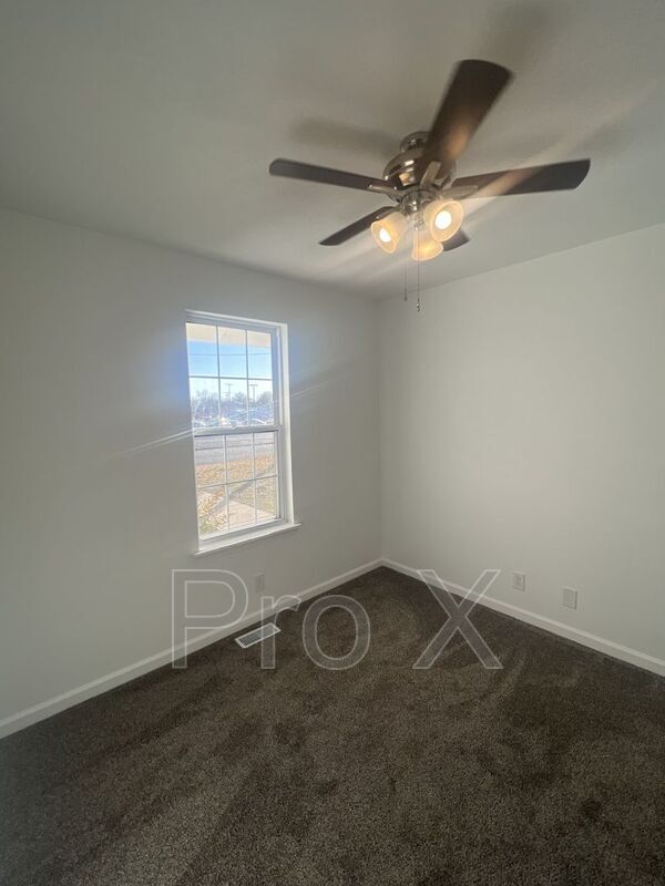 Building Photo - 2615 E 6th St