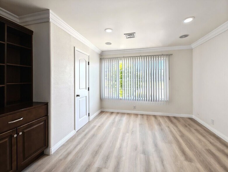 Building Photo - 2086 Fairway Glen Dr