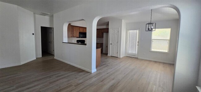 Building Photo - 606 Lakemont Dr