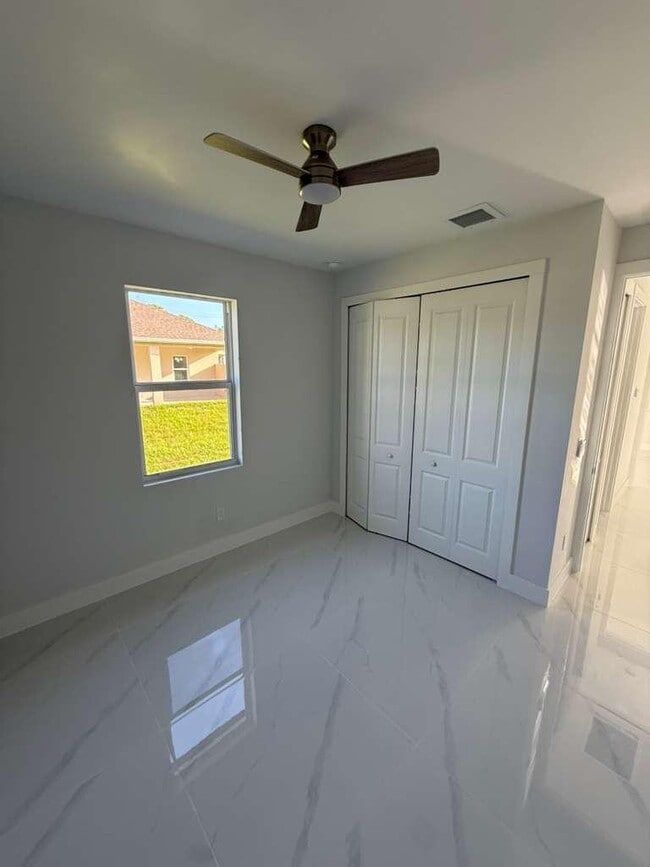 Building Photo - 1420 Poinsettia Ave