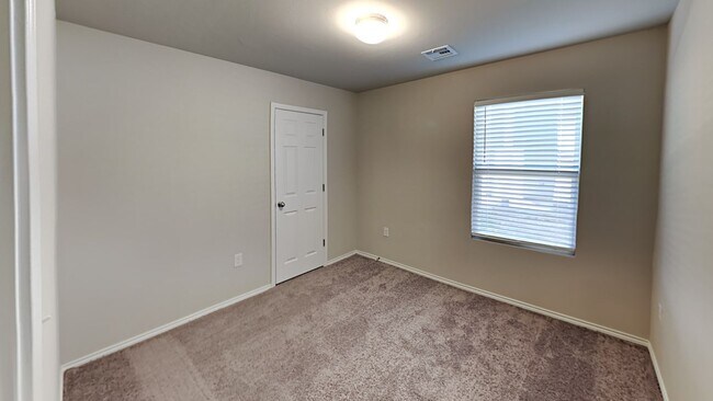 Building Photo - Very Nice and Spacious 4 Bedroom 2 Bath Home With Office/Flex Space in Yukon Schools