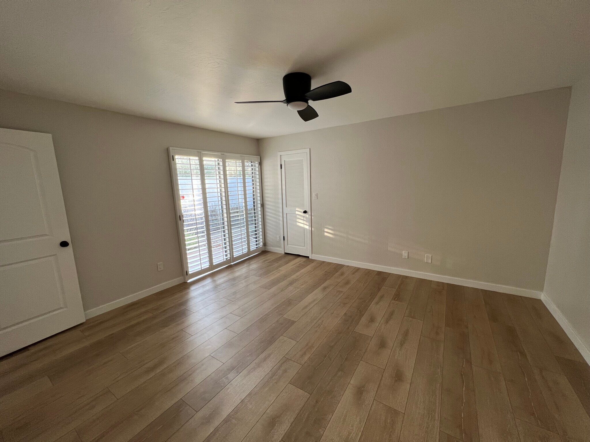 primary bedroom - 8150 N Central Ave