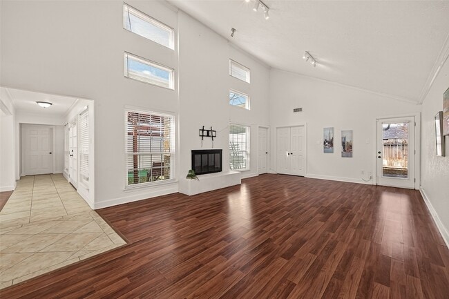 Building Photo - 11414 Meadow Lake Dr