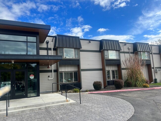 Building Photo - The Lodge at Creek Bend