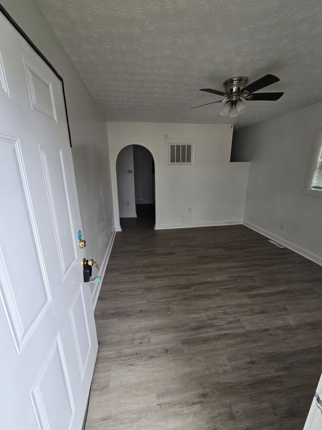 Building Photo - 2 BEDROOM SINGLE FAMILY