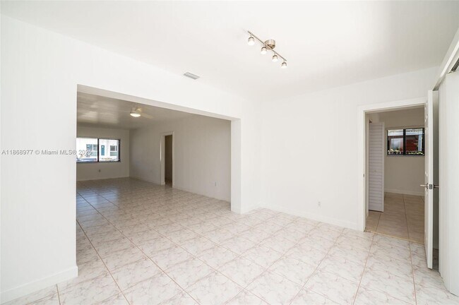 Building Photo - 2340 SW 16th St