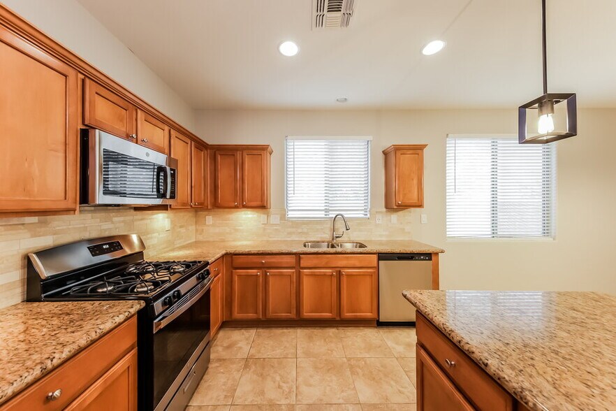 Building Photo - 38502 N Pagoda Ct