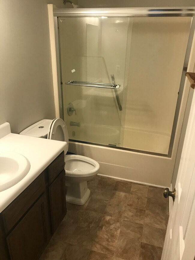 Building Photo - Nice Updated 3 bedrom 2 Bath Home in Becke...