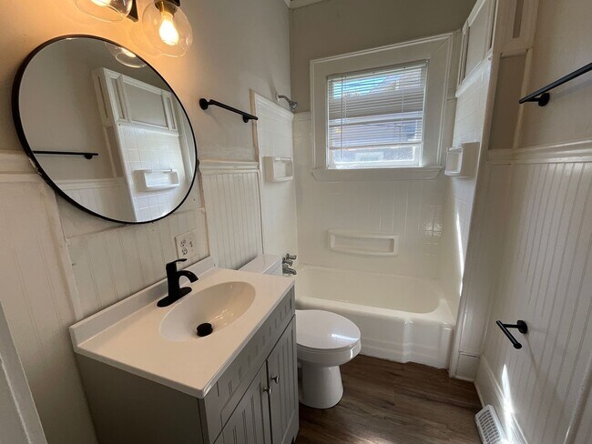 Building Photo - Charming 3 bedroom/1.5 bathroom REMODELED ...