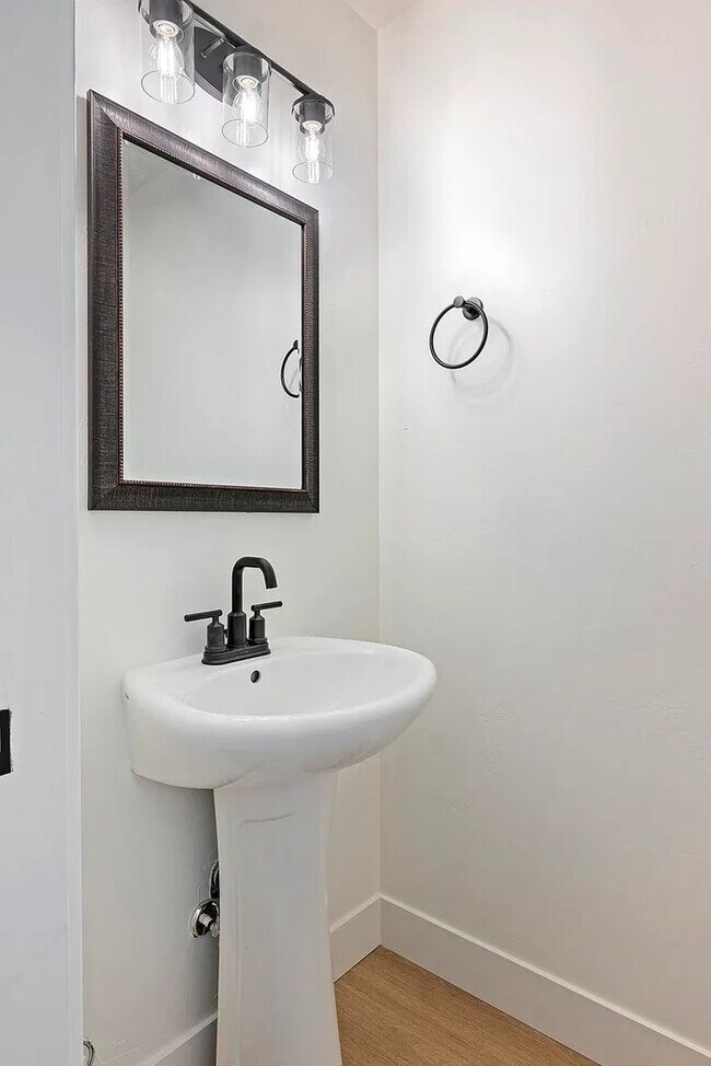 Building Photo - Charming Cedar City 3 Bedroom Townhome!