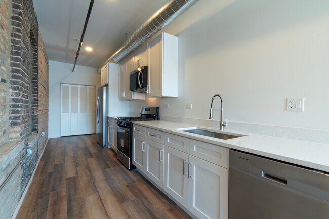 Building Photo - 2202 Lombard Ave