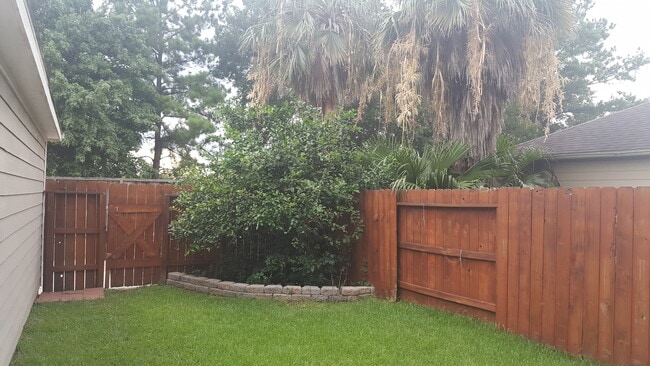 Painted Fence- Private Patio. Sidewalks - Street Lights Renovated, Lemonad Tree, Tropical View. - 23619 Twisting Falls Drive