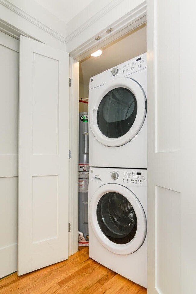 Building Photo - Downtown Top-Floor Loft