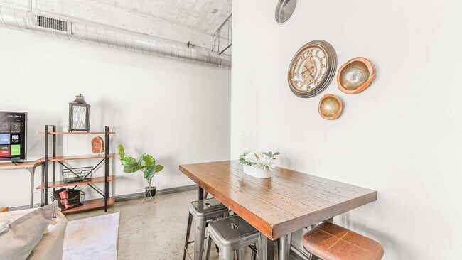 Building Photo - 555 Evergreen St