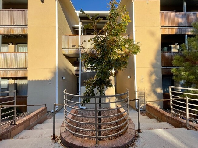Building Photo - Furnished Oppenheimer Condo; Shorter Lease Options; Unit 212