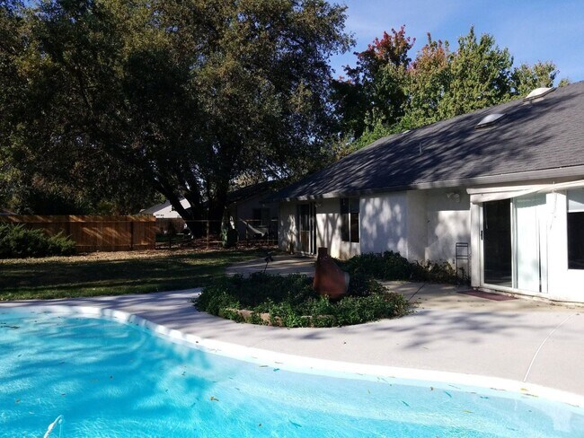 Building Photo - 4 Bedroom Home With Pool!