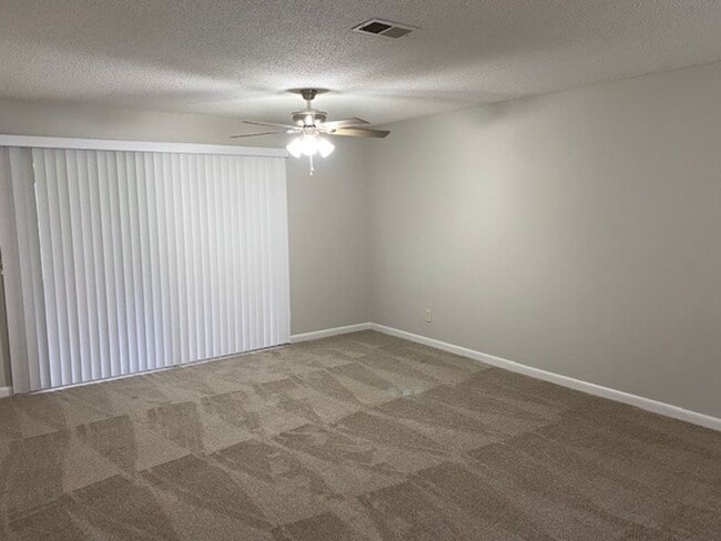 Building Photo - RENOVATED 3/2 TOWNHOUSE MOVE IN READY!