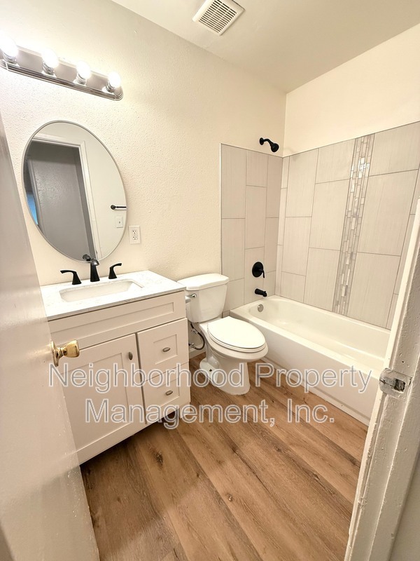 Building Photo - 1429 E Cambridge Ave