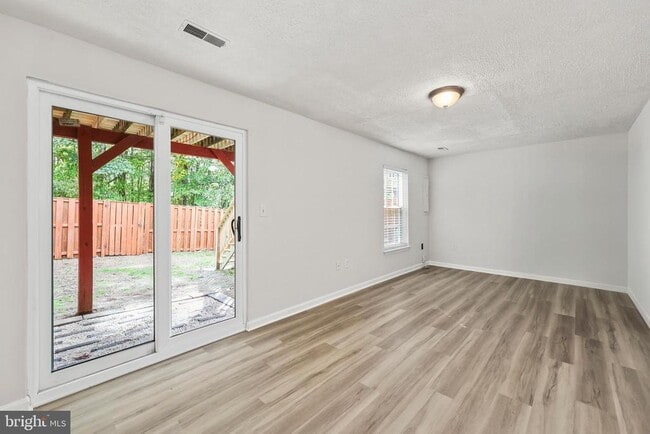 Building Photo - 306 Kings Crest Dr