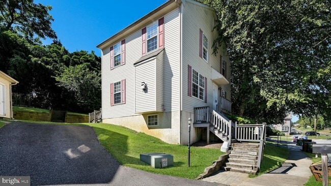 Building Photo - 24 Duttonview Dr