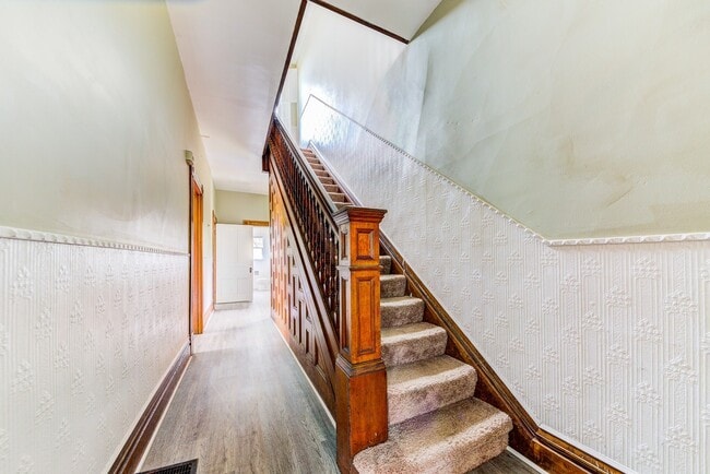 Building Photo - AVAILABLE AUGUST 2026 - Spacious Renovated 4 Bedroom, 1.5 Bath Home w/ AC!