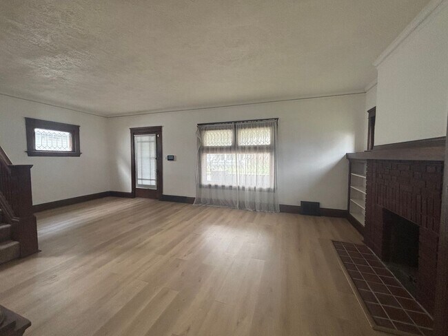 Building Photo - Spacious Single Family Home with Central Air