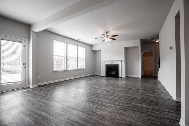 Building Photo - 5410 Mirror Lake Dr