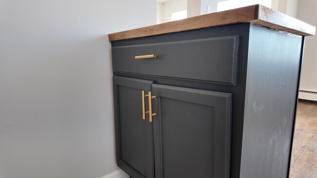 Building Photo - Freshly Renovated 2-Bed Gem with Artistic Finishes + Garage Option in Cincinnati