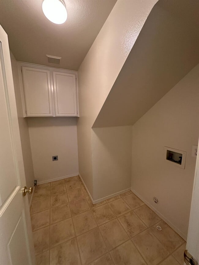 Building Photo - 273 W Cromwell Ave