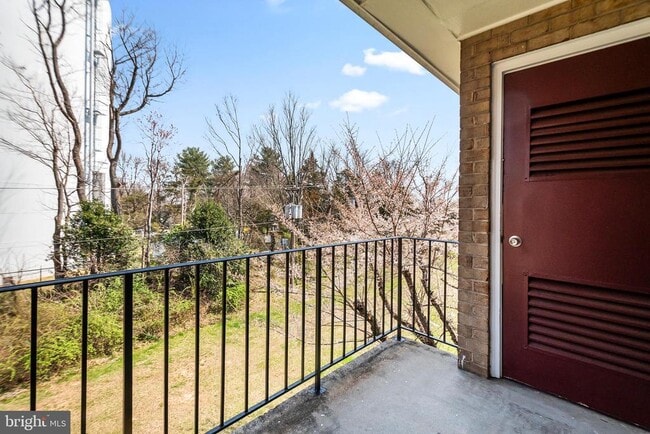 Building Photo - 3945 Lyndhurst Dr