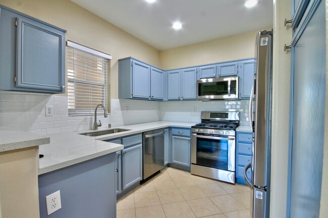 Great Color, Open to Living Room - 26426 Arboretum Way