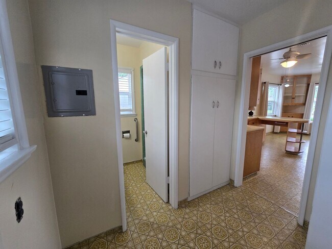 Building Photo - Charming Single Story Home