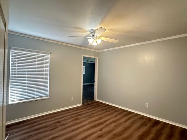 Building Photo - 121 SE Arapahoe Ln