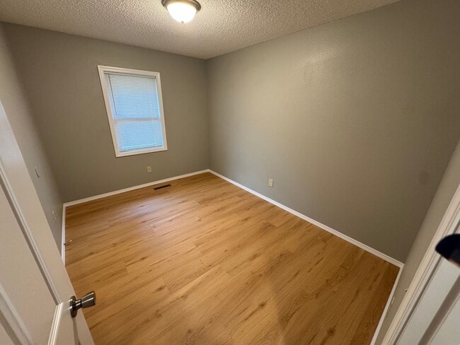 Building Photo - 3 bedroom 2 bathroom updated home in Sprin...