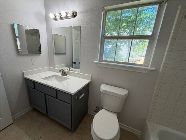 Building Photo - 3718 Treasure Island Dr