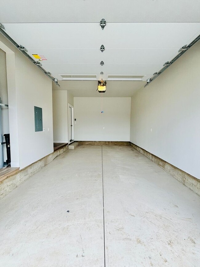 Building Photo - 2418 Leonard Ln