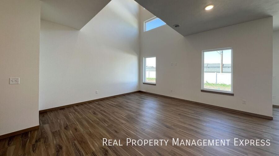 Building Photo - Modern 3 Bed 2.5 Bath Townhome Located in ...