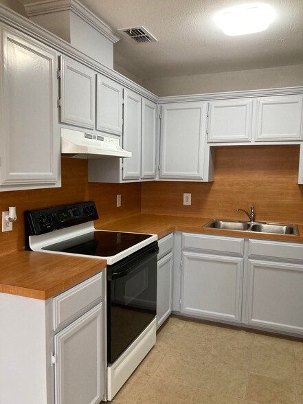 Building Photo - 521 Amigos Ln
