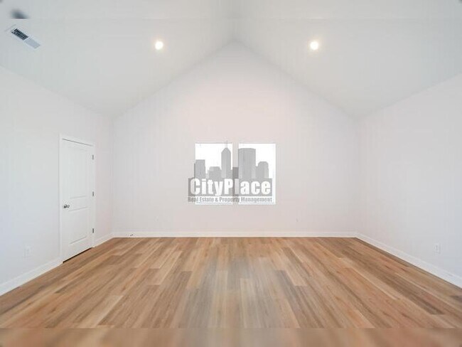 Building Photo - 1135 W 21st St