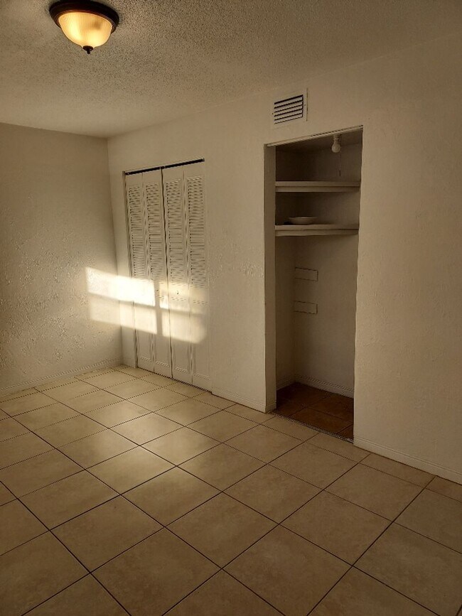 Building Photo - 2 bedroom 1 bathroom Unit Available Now