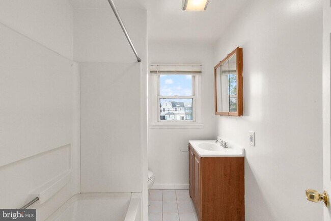 Building Photo - 6552 Parnell Ave